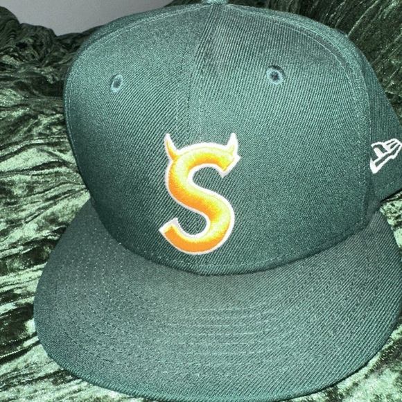 Supreme Green S Logo New Era 59FIFTY
Hat FW22  size 7 3/4 NWOT - Picture 1 of 7